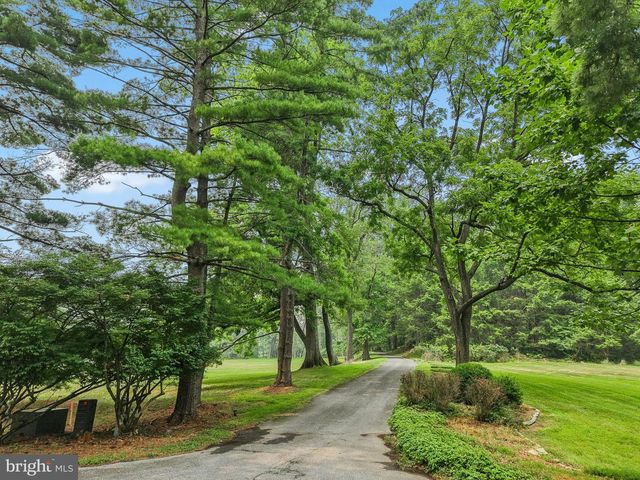 1657 LINDEN OAKS LN, Bethlehem, PA 18015