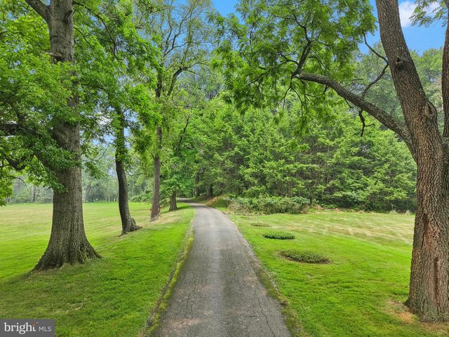 1657 LINDEN OAKS LN, Bethlehem, PA 18015