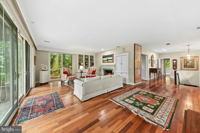 1657 LINDEN OAKS LN, Bethlehem, PA 18015