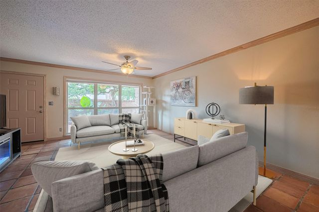 674 S Ripple Creek Drive 674, Houston, TX 77057