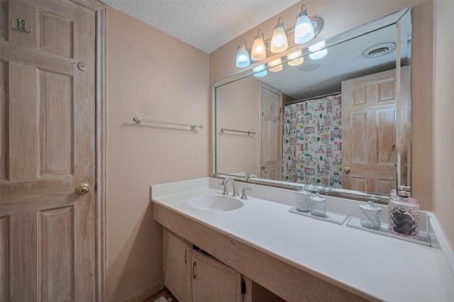 674 S Ripple Creek Drive 674, Houston, TX 77057