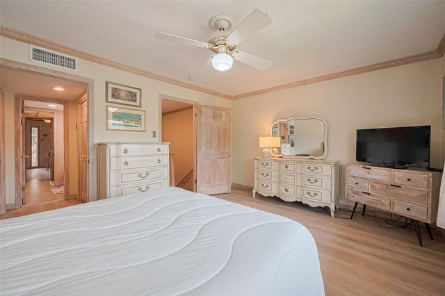 674 S Ripple Creek Drive 674, Houston, TX 77057