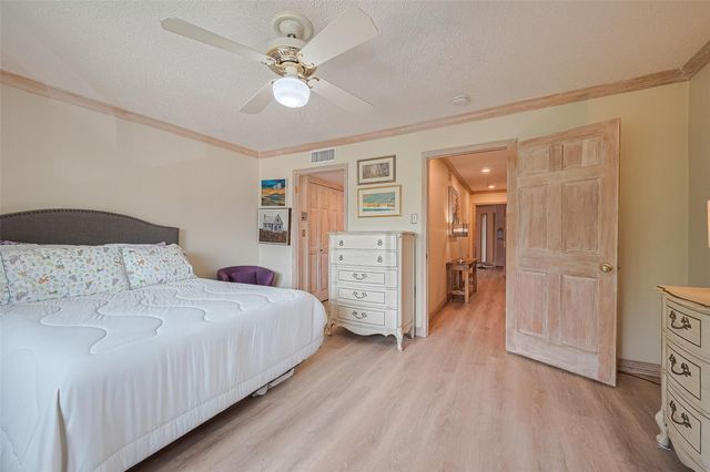 674 S Ripple Creek Drive 674, Houston, TX 77057