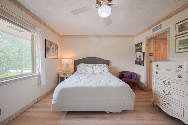 674 S Ripple Creek Drive 674, Houston, TX 77057