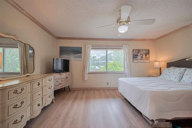 674 S Ripple Creek Drive 674, Houston, TX 77057