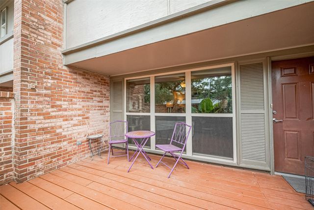 674 S Ripple Creek Drive 674, Houston, TX 77057