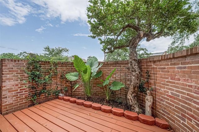 674 S Ripple Creek Drive 674, Houston, TX 77057