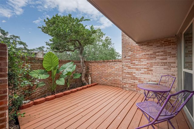 674 S Ripple Creek Drive 674, Houston, TX 77057