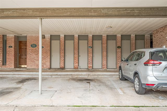 674 S Ripple Creek Drive 674, Houston, TX 77057