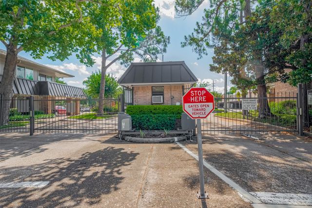 674 S Ripple Creek Drive 674, Houston, TX 77057