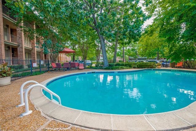 674 S Ripple Creek Drive 674, Houston, TX 77057