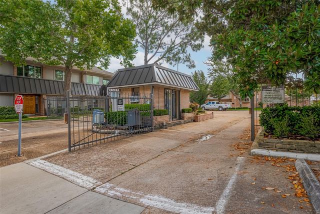 674 S Ripple Creek Drive 674, Houston, TX 77057