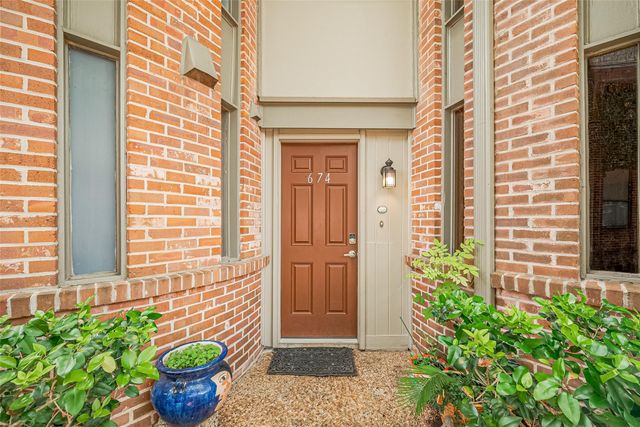 674 S Ripple Creek Drive 674, Houston, TX 77057