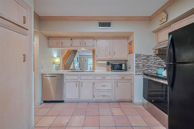 674 S Ripple Creek Drive 674, Houston, TX 77057