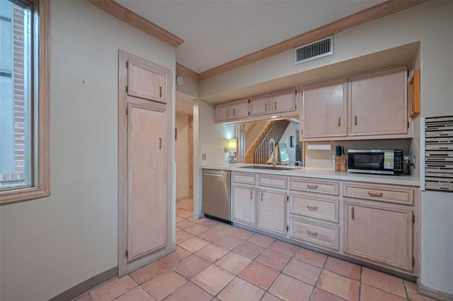 674 S Ripple Creek Drive 674, Houston, TX 77057