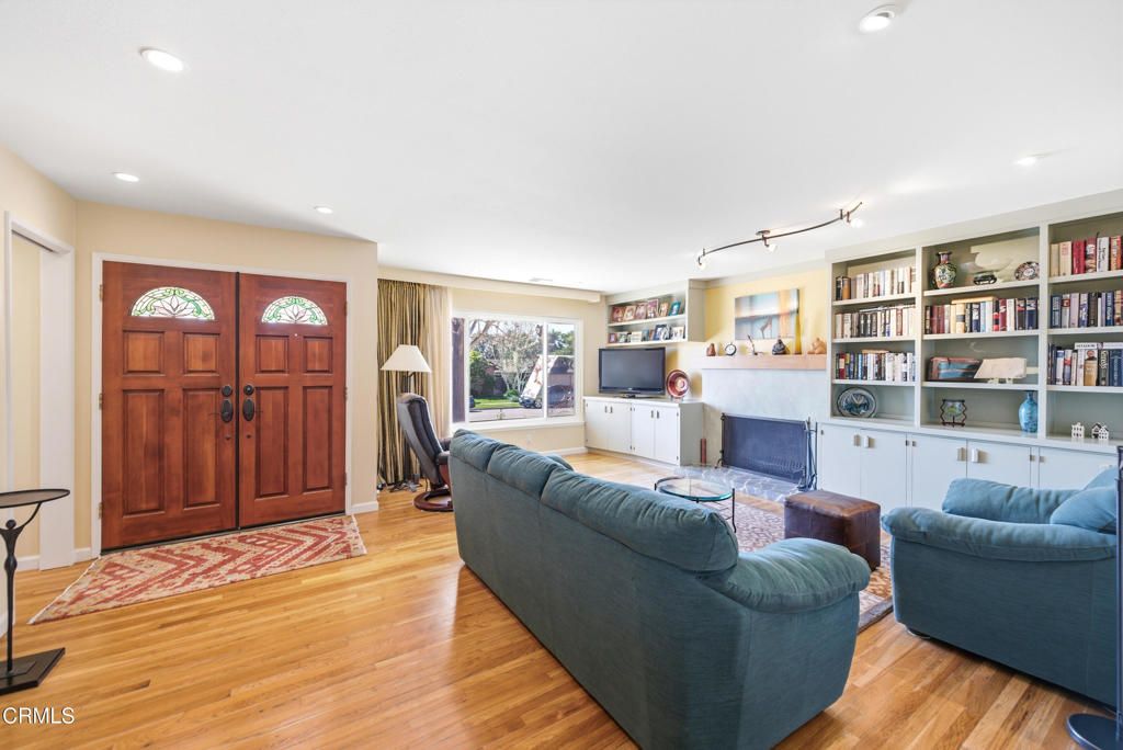 Image 3 of property listing at 271 Calle Higuera, Camarillo, CA 93010