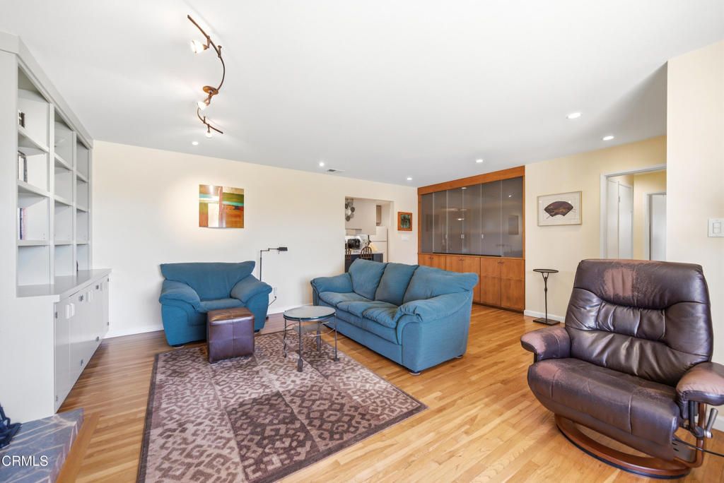 Image 4 of property listing at 271 Calle Higuera, Camarillo, CA 93010