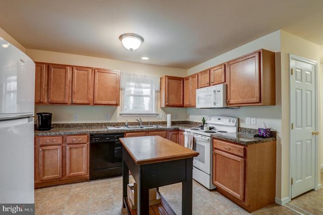 124 E BROAD ST, New Holland, PA 17557