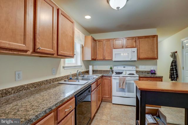 124 E BROAD ST, New Holland, PA 17557