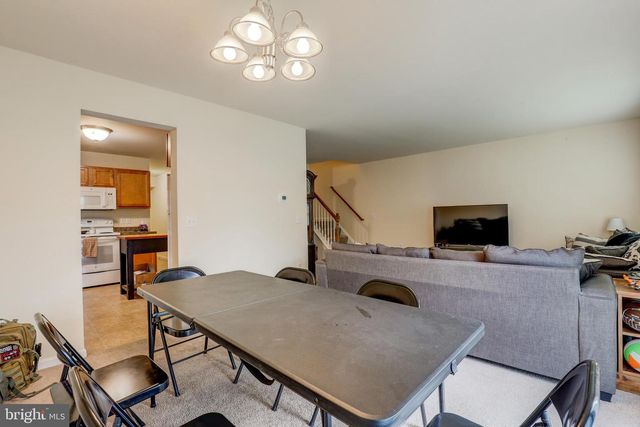 124 E BROAD ST, New Holland, PA 17557