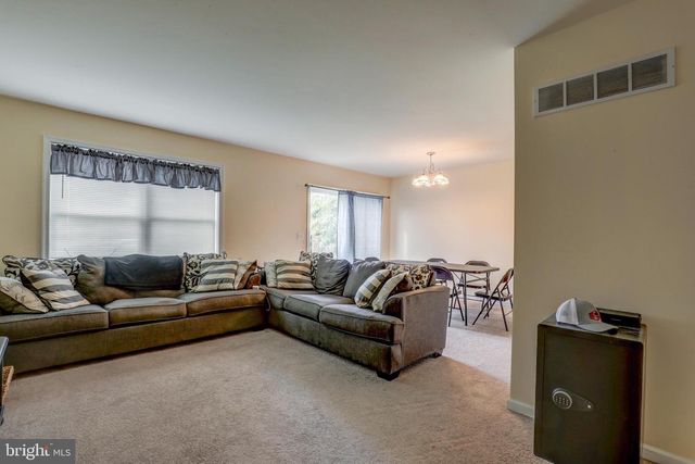 124 E BROAD ST, New Holland, PA 17557