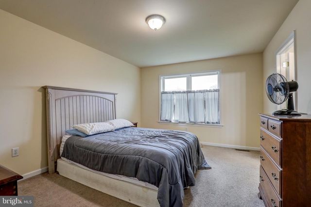 124 E BROAD ST, New Holland, PA 17557