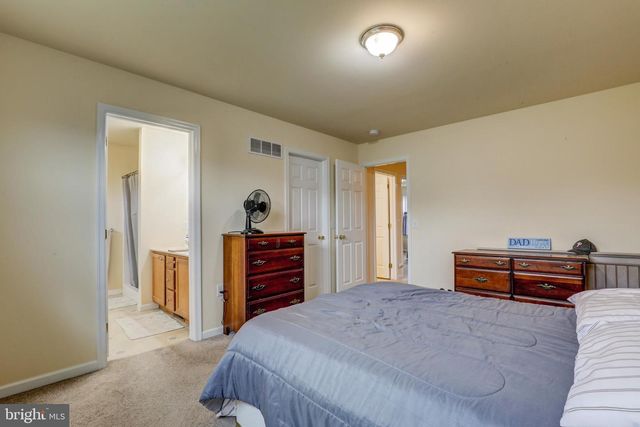124 E BROAD ST, New Holland, PA 17557