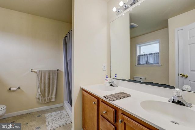 124 E BROAD ST, New Holland, PA 17557