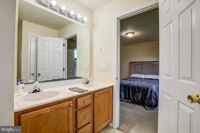 124 E BROAD ST, New Holland, PA 17557
