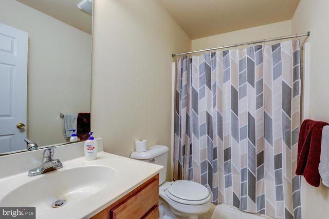 124 E BROAD ST, New Holland, PA 17557