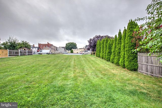 124 E BROAD ST, New Holland, PA 17557