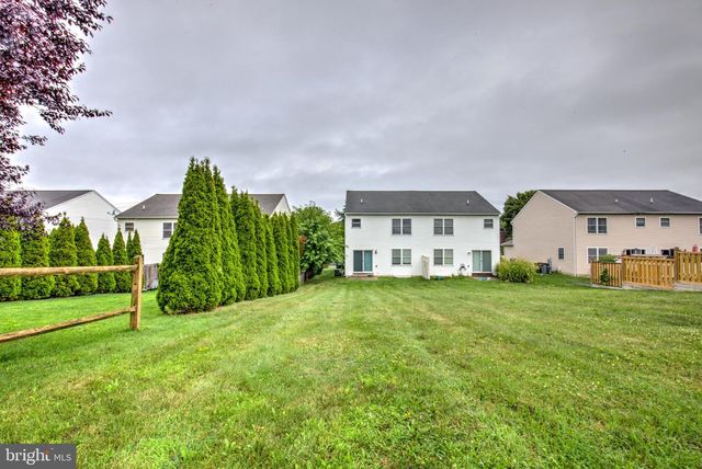 124 E BROAD ST, New Holland, PA 17557
