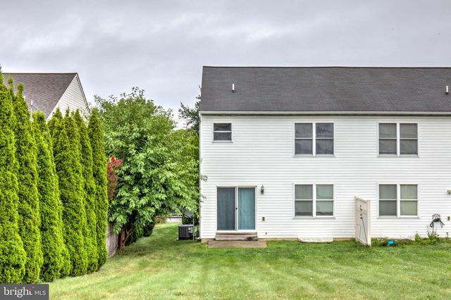 124 E BROAD ST, New Holland, PA 17557