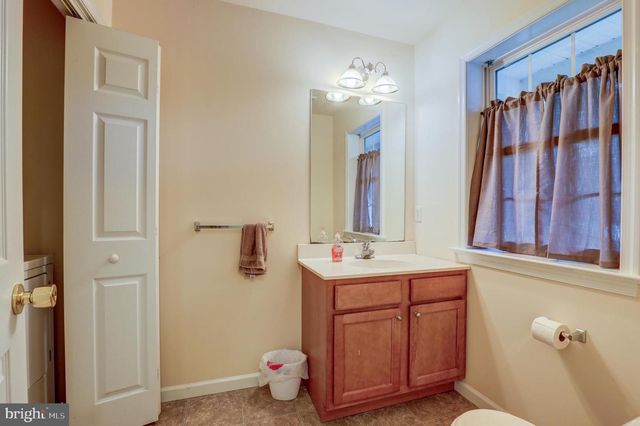 124 E BROAD ST, New Holland, PA 17557