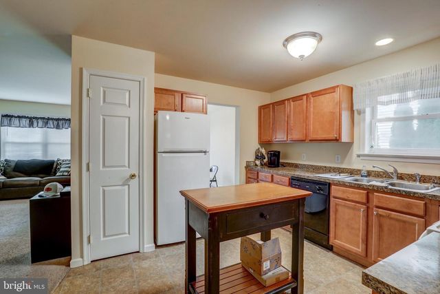 124 E BROAD ST, New Holland, PA 17557