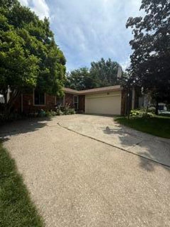 2309 Four Seasons Pkwy, Crown Point, IN 46307