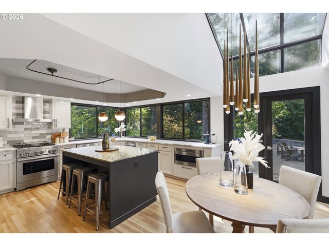 6320 Sw MERLIN Ct, Portland, OR 97219