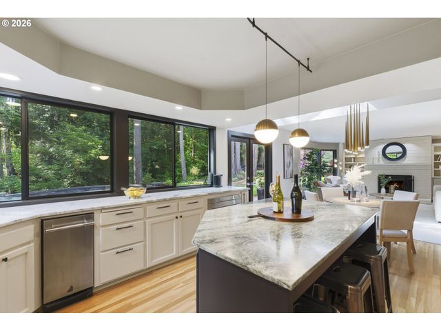 6320 Sw MERLIN Ct, Portland, OR 97219