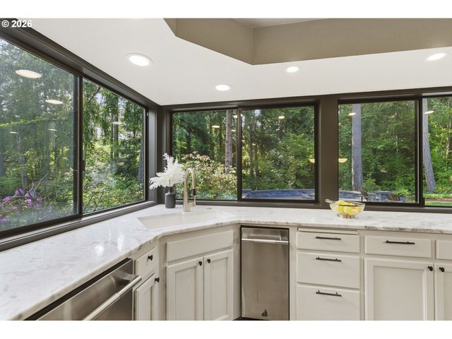 6320 Sw MERLIN Ct, Portland, OR 97219