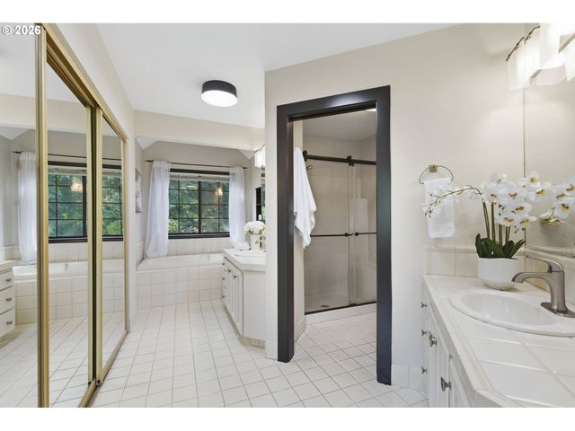 6320 Sw MERLIN Ct, Portland, OR 97219