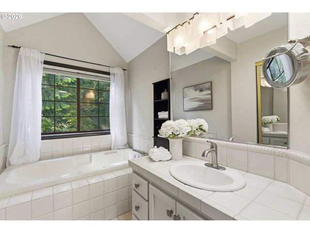 6320 Sw MERLIN Ct, Portland, OR 97219