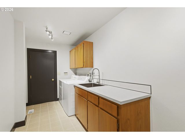 6320 Sw MERLIN Ct, Portland, OR 97219