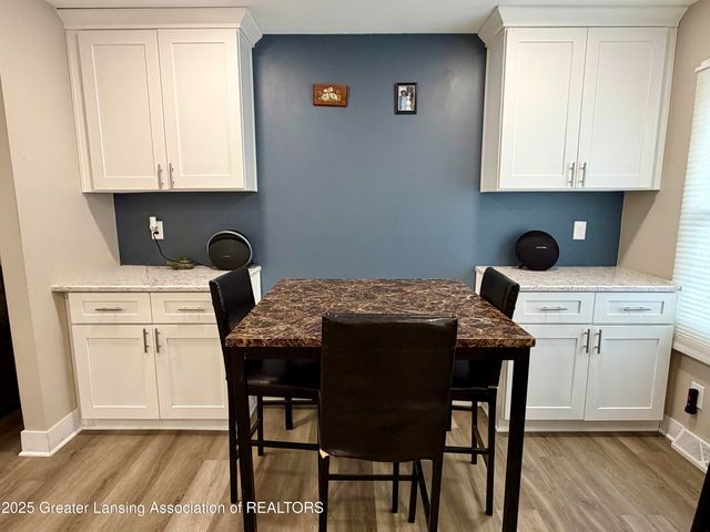 1222 Ravenswood Drive, Lansing, MI 48917