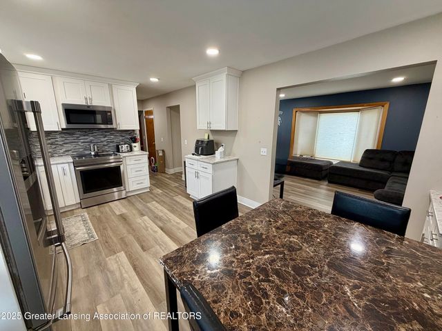 1222 Ravenswood Drive, Lansing, MI 48917