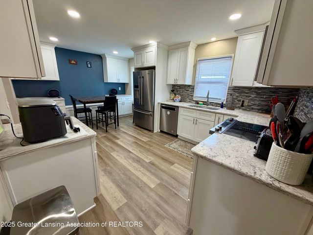 1222 Ravenswood Drive, Lansing, MI 48917