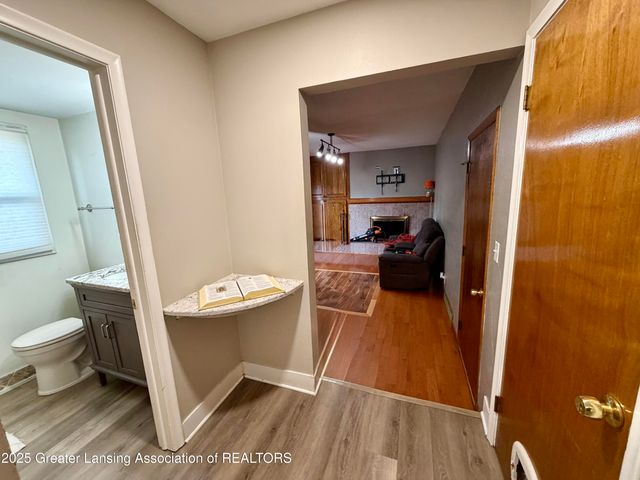 1222 Ravenswood Drive, Lansing, MI 48917