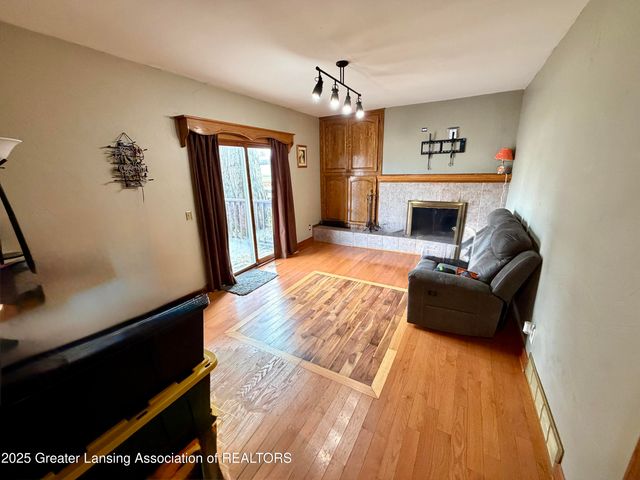 1222 Ravenswood Drive, Lansing, MI 48917