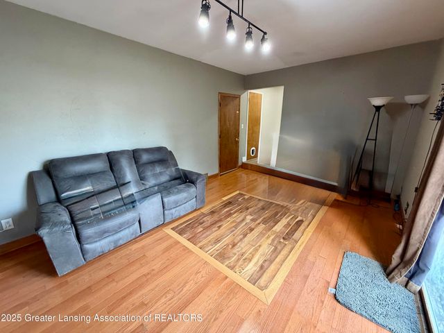 1222 Ravenswood Drive, Lansing, MI 48917