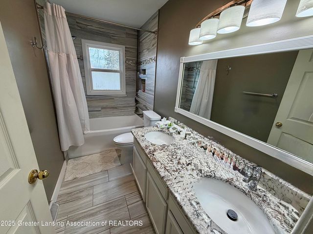 1222 Ravenswood Drive, Lansing, MI 48917