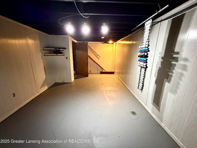 1222 Ravenswood Drive, Lansing, MI 48917